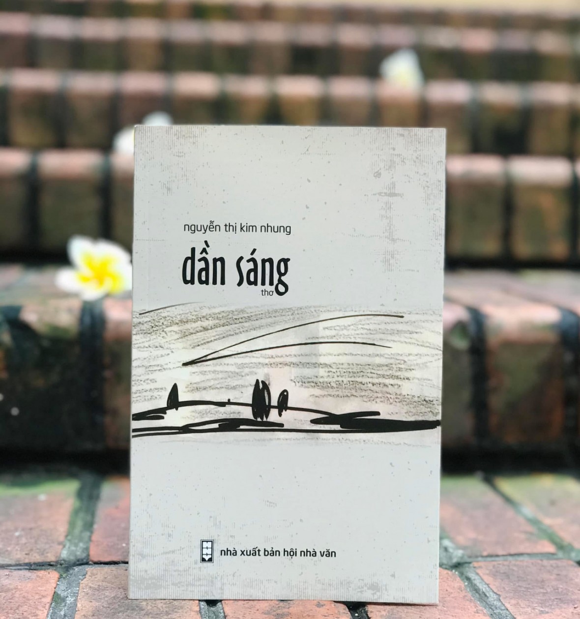 Ánh lấp lánh dịu dàng trong thơ Nguyễn Thị Kim Nhung