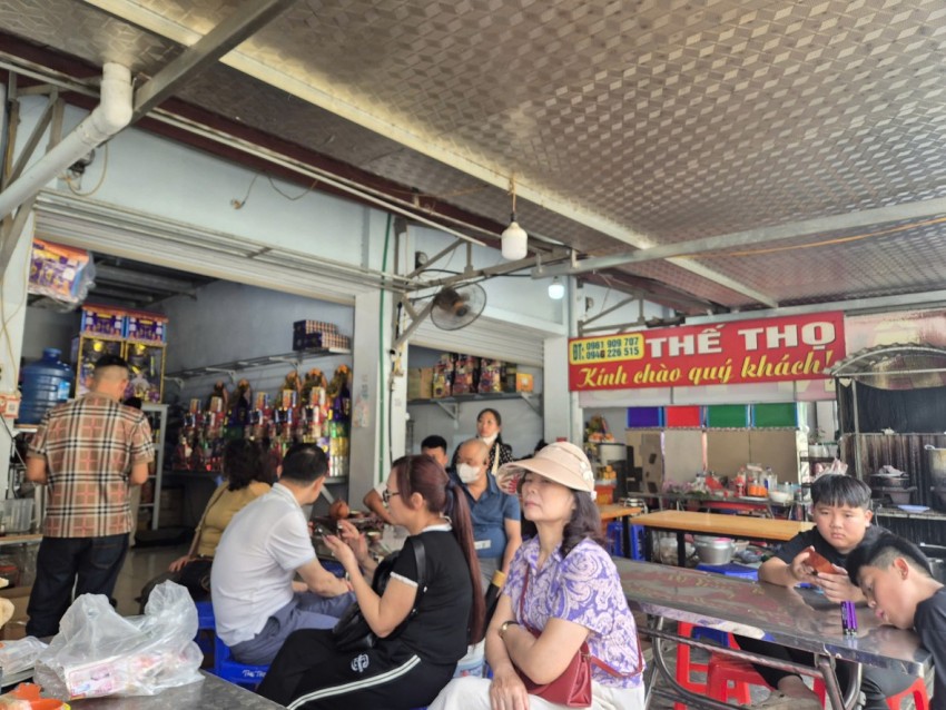 Ki ốt Thế Thọ chuyên phục vụ đồ lễ cho người dân và du khách.