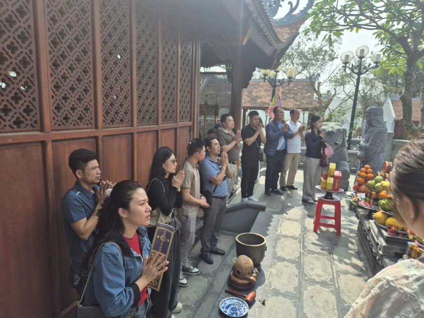 Sau khi dâng lễ ở chính điện rất đông du khách đã lên tận phần mộ của ông Hoàng Bảy để dâng lễ, xin lộc, cầu tài.