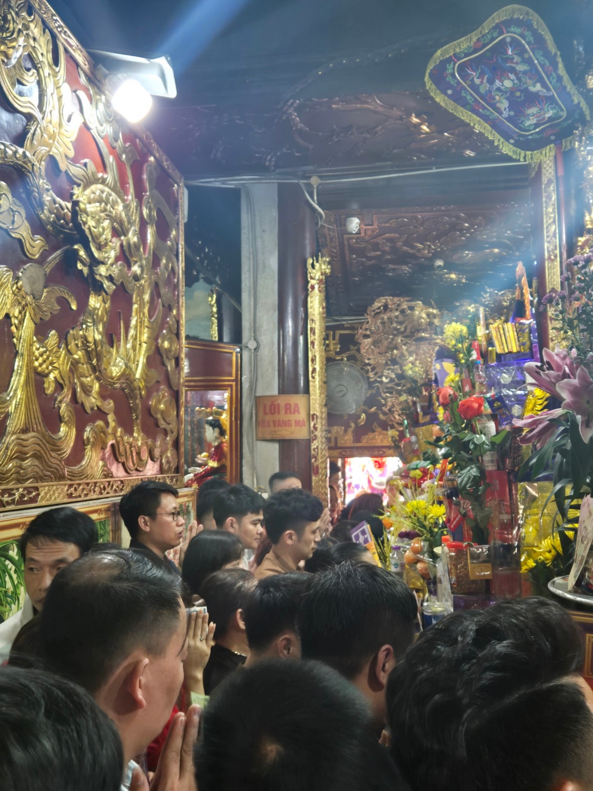 Hàng nghìn du khách về đền Bảo Hà nơi thờ Tướng quân Hoàng Bảy cầu tài, xin lộc