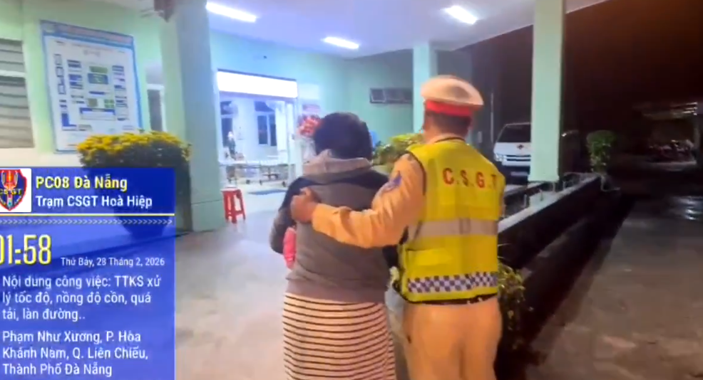 CSGT hỗ trợ đưa chị Y. đi cấp cứu trong đêm.