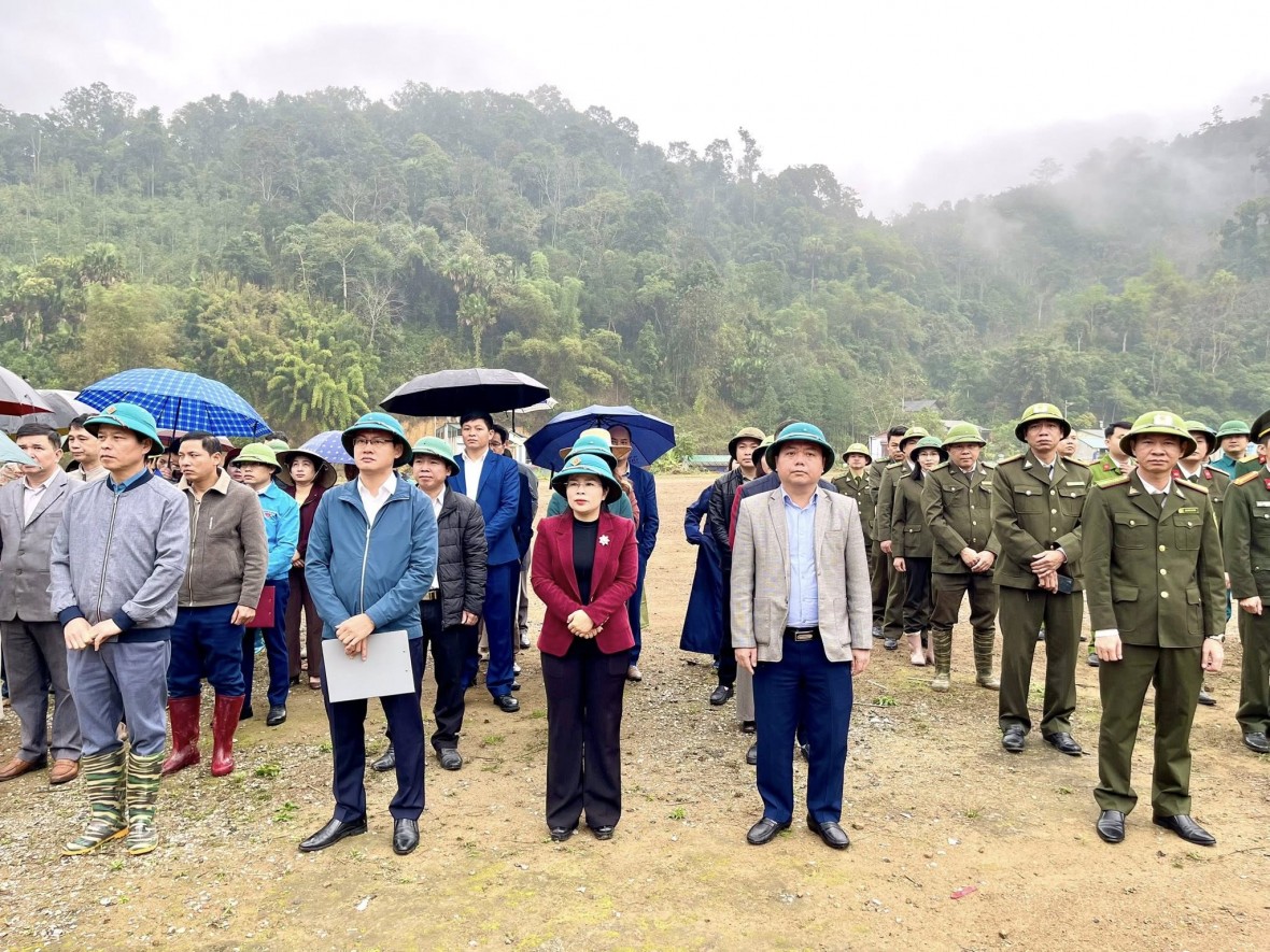 Bí thư xã Bạch Thông xuống đồng và thực hiện nghi lễ