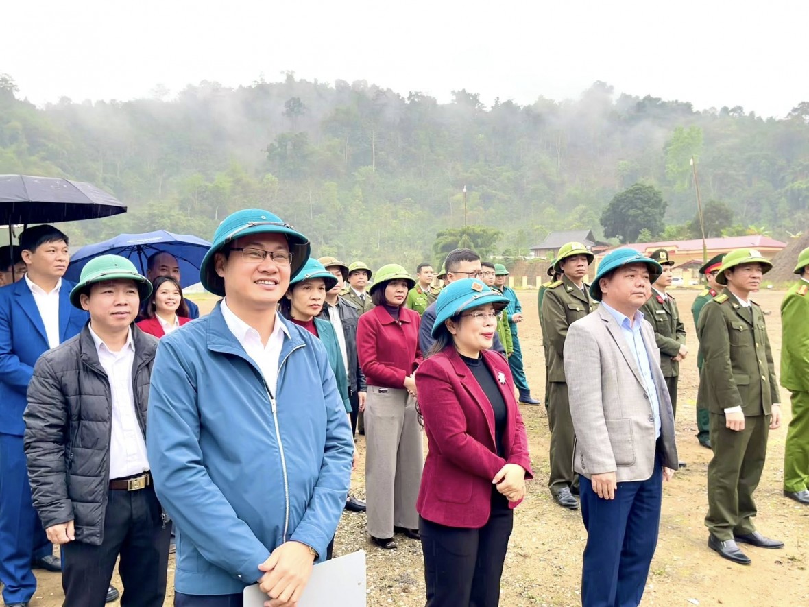 Bí thư xã Bạch Thông xuống đồng và thực hiện nghi lễ