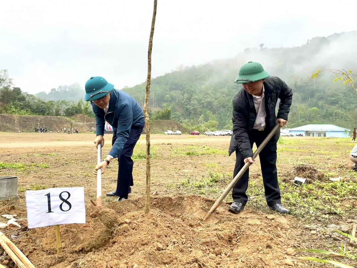 Bí thư xã Bạch Thông xuống đồng và thực hiện nghi lễ