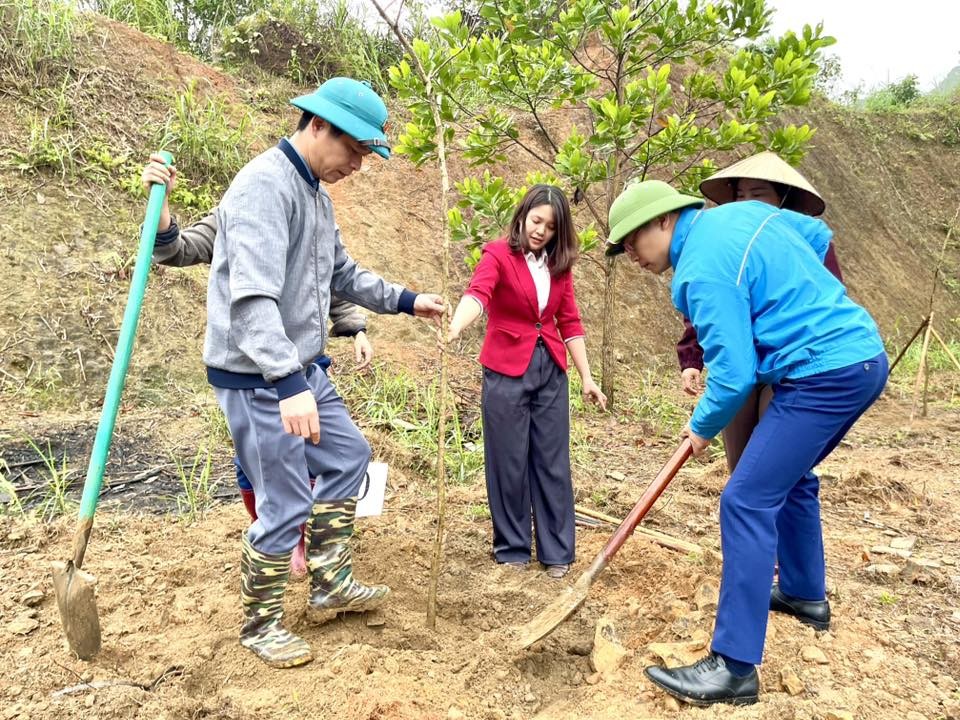 Bí thư xã Bạch Thông xuống đồng và thực hiện nghi lễ