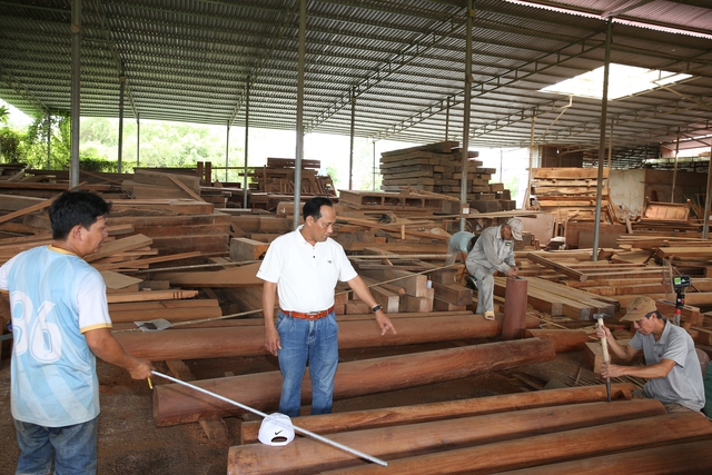 Nghệ nhân đam mê phục dựng nhà cổ - Ảnh 3. Nghệ nhân đam mê phục dựng nhà cổ - Ảnh 3.