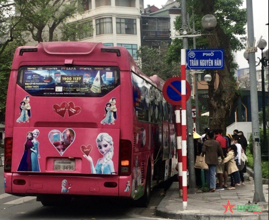 Xe ô tô biển kiểm soát nước ngoài đón khách tại đầu phố Trần Nguyên Hãn, quận Hoàn Kiếm, Hà Nội.