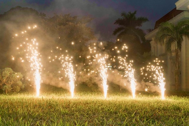 Sản phẩm ống phun nước bạc sẽ tạo ra một ch&ugrave;m &aacute;nh s&aacute;ng c&oacute; m&agrave;u trắng bạc, chiều cao phun 2-3 m, thời gian phun từ 20-30 gi&acirc;y.&nbsp;Ảnh: Z121.