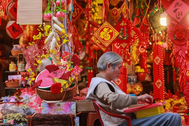 C&aacute;c mặt h&agrave;ng thủ c&ocirc;ng truyền thống cũng được b&agrave;y b&aacute;n, mang đến kh&ocirc;ng kh&iacute; Tết cổ xưa cho người d&acirc;n thủ đ&ocirc;.