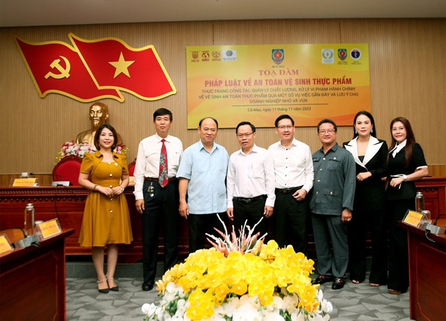 Các diễn giả tham luận là đại diện các cơ quan Bộ - Ngành Trung ương và địa phương 