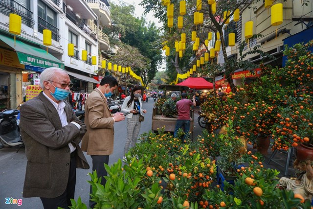 Chợ hoa H&agrave;ng Lược - chợ hoa l&acirc;u đời nhất thủ đ&ocirc; - đ&atilde; bắt đầu hoạt động. Nhiều mặt h&agrave;ng đa dạng được b&agrave;y b&aacute;n phục vụ nhu cầu sắm Tết của người d&acirc;n H&agrave; Nội.