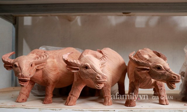 Nghề làm trâu gỗ giá bạc triệu đắt khách, nghệ nhân làng ở Hà Nội tất bật những ngày cận Tết - Ảnh 6 Nghề làm trâu gỗ giá bạc triệu đắt khách, nghệ nhân làng ở Hà Nội tất bật những ngày cận Tết - Ảnh 6