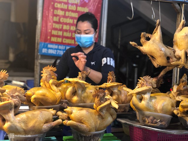 Quầy g&agrave; luộc của chị Hồng tới trưa vẫn c&ograve;n nhiều h&agrave;ng.&nbsp;Ảnh: Quỳnh Trang.