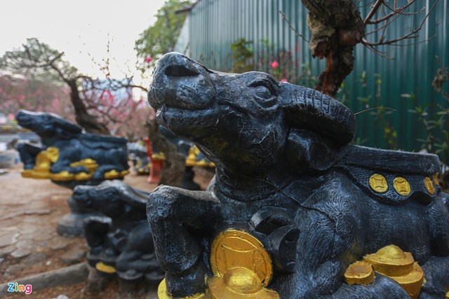 Anh Qu&acirc;n chia sẻ mỗi năm anh thường thiết kế chậu tương ứng với con gi&aacute;p của năm đ&oacute;. Khoảng 200 chậu h&igrave;nh tr&acirc;u &ocirc;m tiền &ldquo;c&otilde;ng&rdquo; b&iacute;ch đ&agrave;o được đắp tay ho&agrave;n to&agrave;n theo khu&ocirc;n thiết kế sẵn trong 4 th&aacute;ng trước Tết Nguy&ecirc;n đ&aacute;n để kịp đưa ra thị trường.