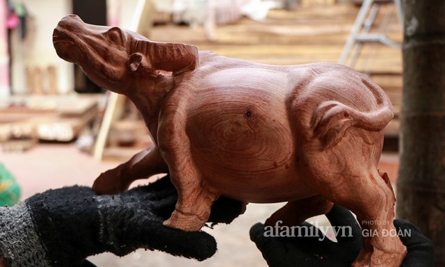 Nghề làm trâu gỗ giá bạc triệu đắt khách, nghệ nhân làng ở Hà Nội tất bật những ngày cận Tết - Ảnh 13 Nghề làm trâu gỗ giá bạc triệu đắt khách, nghệ nhân làng ở Hà Nội tất bật những ngày cận Tết - Ảnh 13