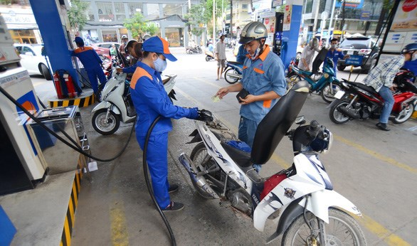Trong điều kiện b&igrave;nh thường, khi mua mỗi l&iacute;t, kg xăng, dầu, dự kiến người ti&ecirc;u d&ugrave;ng phải tr&iacute;ch 300 đồng v&agrave;o Quỹ b&igrave;nh ổn gi&aacute; xăng dầu - Ảnh: Quang Định.