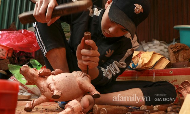 Nghề làm trâu gỗ giá bạc triệu đắt khách, nghệ nhân làng ở Hà Nội tất bật những ngày cận Tết - Ảnh 9 Nghề làm trâu gỗ giá bạc triệu đắt khách, nghệ nhân làng ở Hà Nội tất bật những ngày cận Tết - Ảnh 9