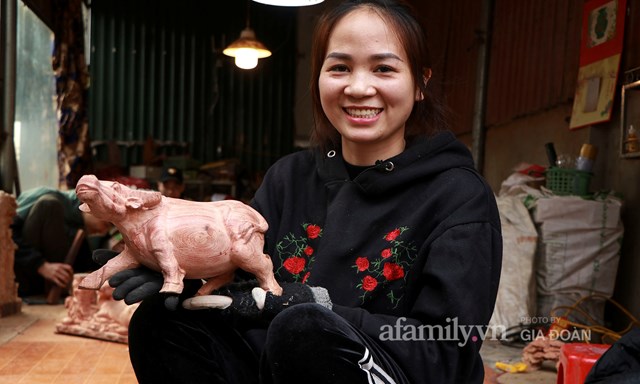 Nghề làm trâu gỗ giá bạc triệu đắt khách, nghệ nhân làng ở Hà Nội tất bật những ngày cận Tết - Ảnh 3 Nghề làm trâu gỗ giá bạc triệu đắt khách, nghệ nhân làng ở Hà Nội tất bật những ngày cận Tết - Ảnh 3