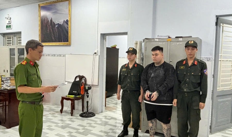 Cơ quan CSĐT Công an thành phố Đồng Nai thi hành lệnh bắt bị can để tạm giam. Ảnh: Công an cung cấp.