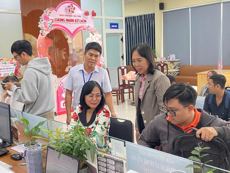 Phó Chủ tịch UBND thành phố Nguyễn Thị Hoàng kiểm tra tại quầy giao dịch.