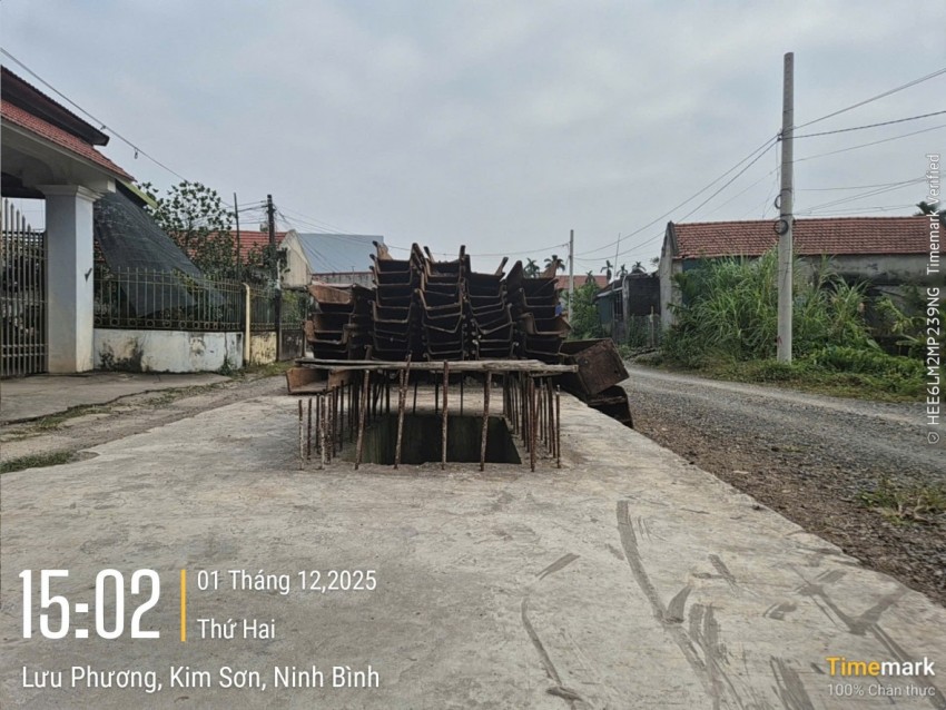 Nhiều hạng mục thi công sắt thép đã hoen rỉ, đầu thép để lộ ra phía đường đi nội bộ của người dân nguy cơ không đảm bảo an toàn cho người dân tại xóm 7, Tân Thành xã Lai Thành.