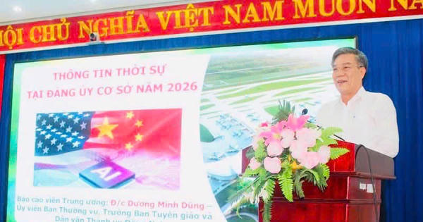 Trưởng ban Tuyên giáo và Dân vận Thành ủy Dương Minh Dũng thông tin thời sự tại xã Bù Đăng