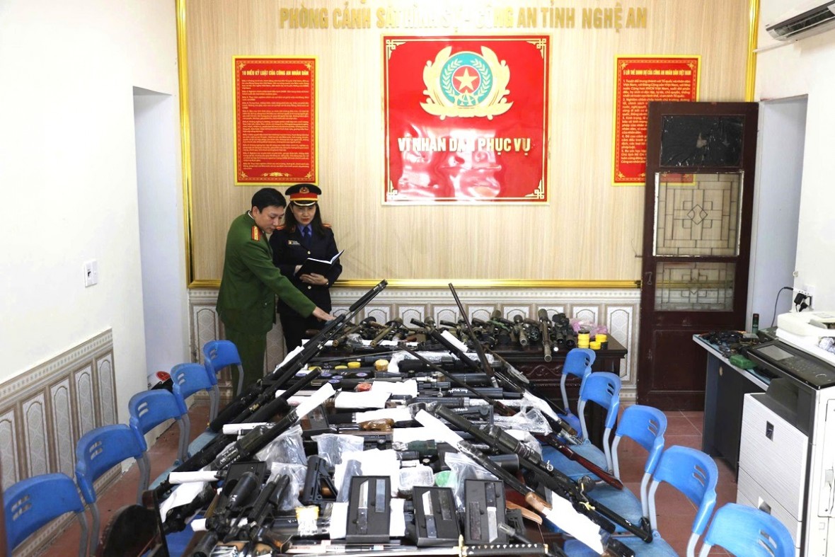 Nhiều vũ khí quân dụng trái phép bị thu giữ - Ảnh Công an Nghệ An.