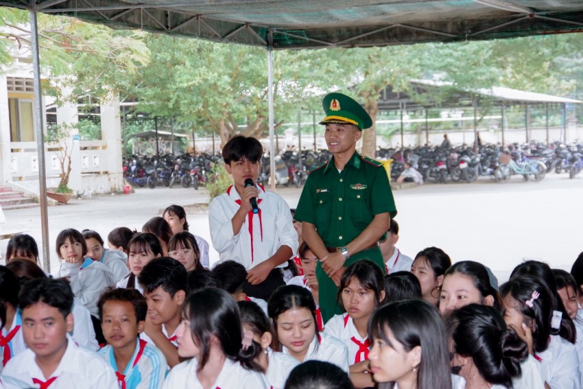 Cần Thơ: Đồn Biên phòng Vĩnh Châu tuyên truyền phòng, chống ma túy cho 600 học sinh trên địa bàn