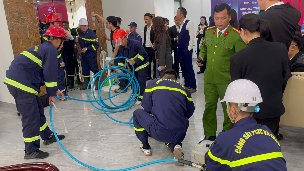 Kịp thời cứu hộ an toàn 21 người mắc kẹt trong thang máy