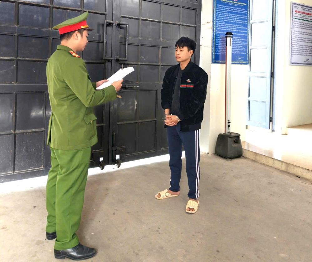 Tống đạt các Quyết định đối với Bàn Văn Tài - Ảnh Công an Hà Tĩnh.