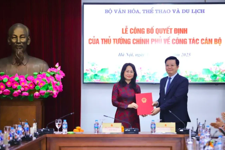 Phó Thủ tướng Chính phủ Mai Văn Chính trao Quyết định của Thủ tướng Chính phủ cho bà Lâm Thị Phương Thanh. Ảnh: Cổng thông tin Bộ VHTT-DL Phó Thủ tướng Chính phủ Mai Văn Chính trao Quyết định của Thủ tướng Chính phủ cho bà Lâm Thị Phương Thanh. Ảnh: Cổng thông tin Bộ VHTT-DL