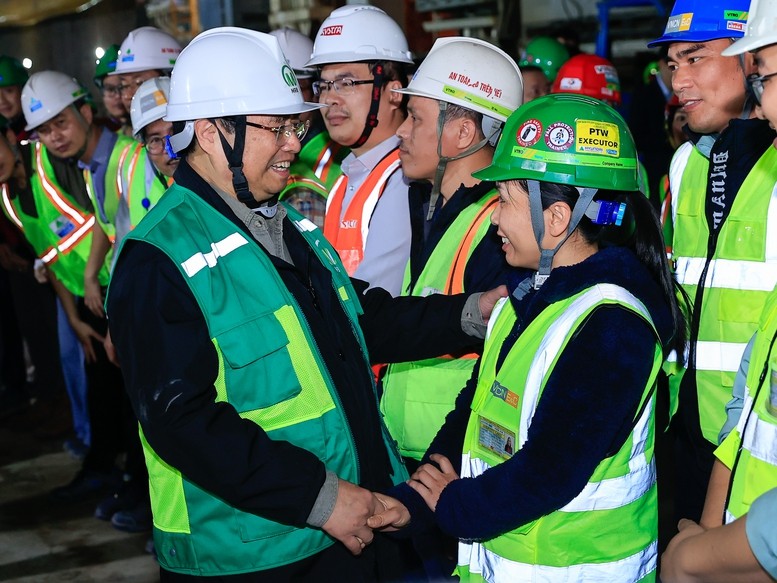 Thủ tướng Phạm Minh Chính kiểm tra hiện trường dự án tuyến đường sắt đô thị số 3 Nhổn - Ga Hà Nội