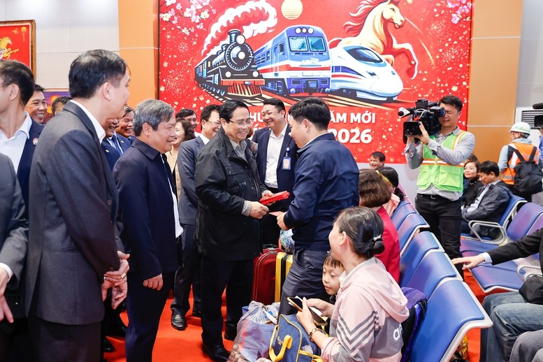 Thủ tướng Phạm Minh Chính kiểm tra hiện trường dự án tuyến đường sắt đô thị số 3 Nhổn - Ga Hà Nội