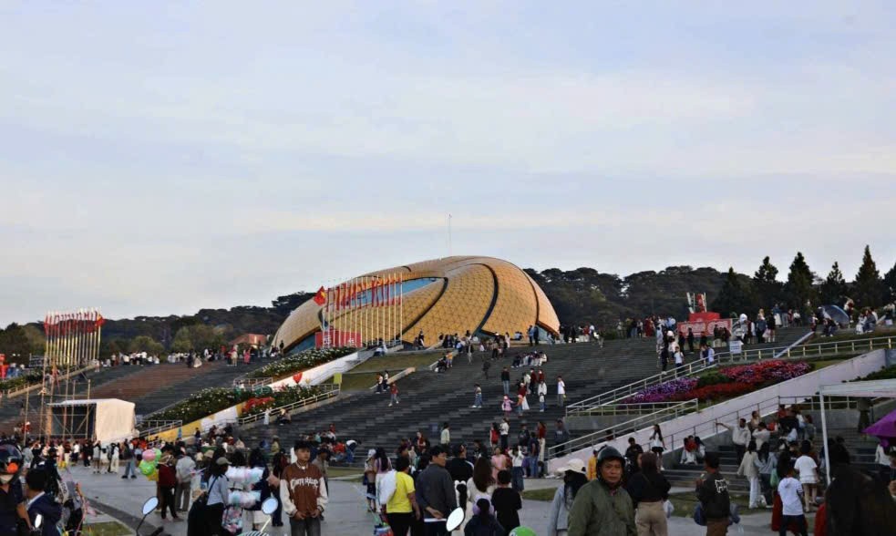 Lâm Đồng: Bội thu du lịch Tết 2026: Đón 910.000 lượt khách, doanh 1.800 tỉ đồng Lâm Đồng: Bội thu du lịch Tết 2026: Đón 910.000 lượt khách, doanh 1.800 tỉ đồng