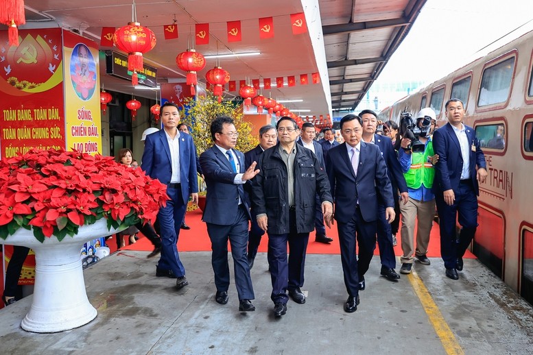 Thủ tướng Phạm Minh Chính kiểm tra hiện trường dự án tuyến đường sắt đô thị số 3 Nhổn - Ga Hà Nội