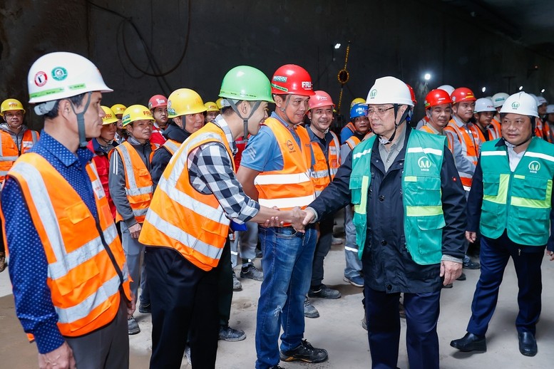 Thủ tướng Phạm Minh Chính kiểm tra hiện trường dự án tuyến đường sắt đô thị số 3 Nhổn - Ga Hà Nội