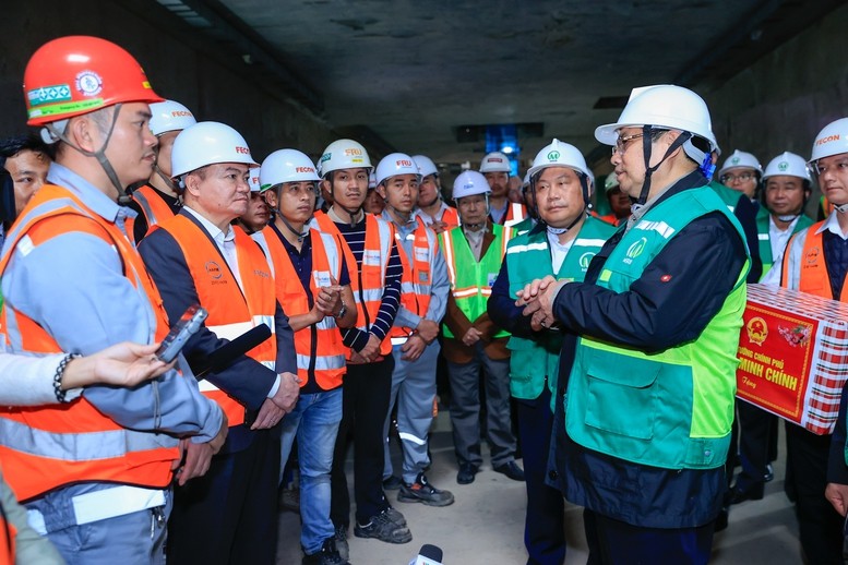 Thủ tướng Phạm Minh Chính kiểm tra hiện trường dự án tuyến đường sắt đô thị số 3 Nhổn - Ga Hà Nội