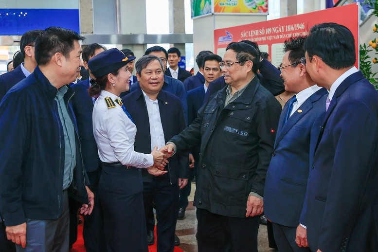 Thủ tướng Phạm Minh Chính kiểm tra hiện trường dự án tuyến đường sắt đô thị số 3 Nhổn - Ga Hà Nội