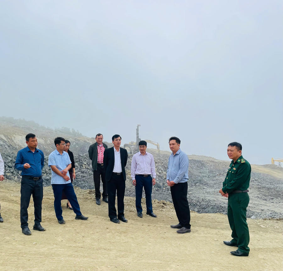 Ông Phan Anh Hùng, Phó Trưởng Ban Tổ chức Tỉnh ủy Tuyên Quang, Trưởng đoàn công tác đề nghị nhà thầu và các đơn vị liên quan đẩy nhanh tiến độ công trình Trường Phổ thông nội trú liên cấp Tiểu học và Trung học cơ sở xã Tùng Vài.