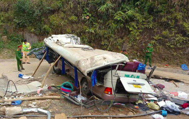 Hiện trường vụ tai nạn thảm khốc tại Lào Cai khiến nhiều người thương vong Hiện trường vụ tai nạn thảm khốc tại Lào Cai khiến nhiều người thương vong