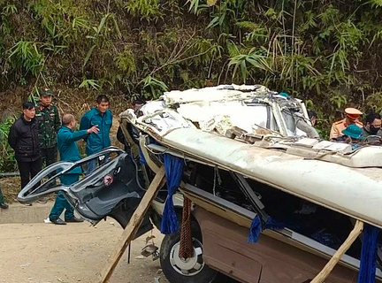 Hiện trường vụ tai nạn thảm khốc tại Lào Cai khiến nhiều người thương vong Hiện trường vụ tai nạn thảm khốc tại Lào Cai khiến nhiều người thương vong