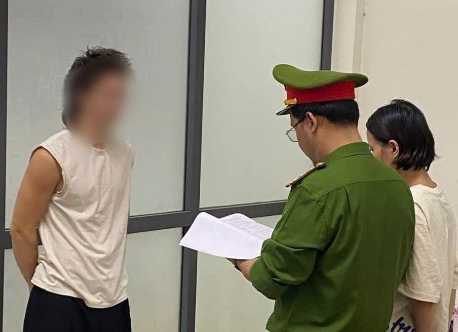 Tống đạt quyết định bắt tạm giam Mitrofanov Valerii - Ảnh Công an Đà Nẵng.