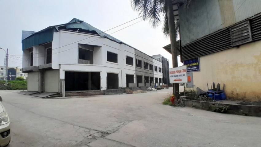 Hiện trạng dãy nhà từng vi phạm sau lớp tôn được dỡ bỏ tại phường Việt Hưng