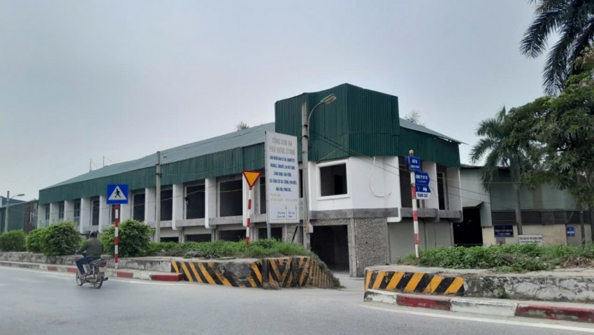 Hiện trạng dãy nhà từng vi phạm sau lớp tôn được dỡ bỏ tại phường Việt Hưng