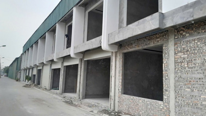 Hiện trạng dãy nhà từng vi phạm sau lớp tôn được dỡ bỏ tại phường Việt Hưng