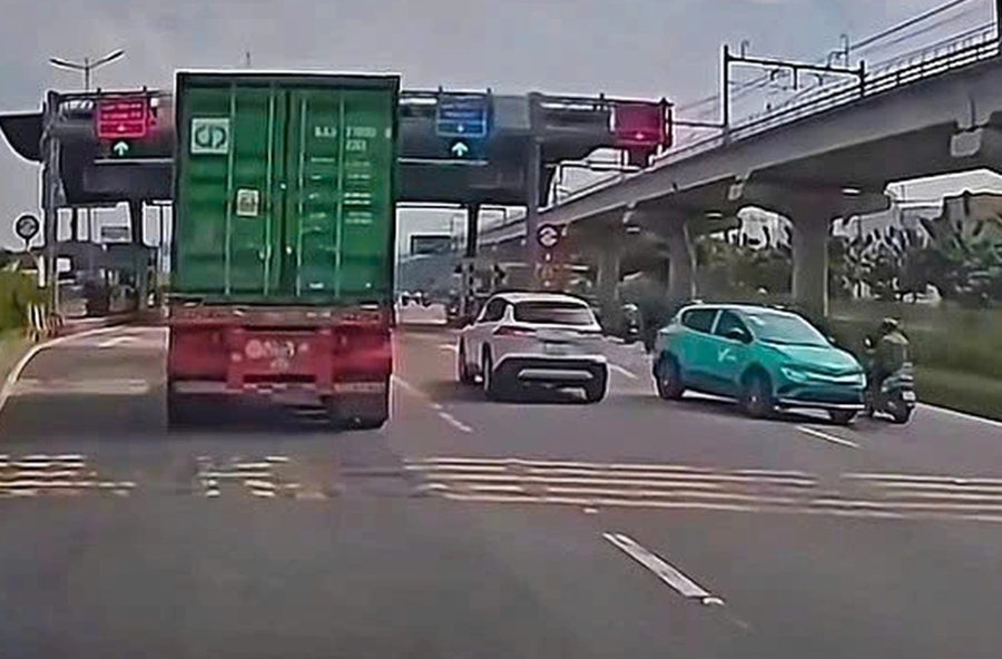 Tài xế taxi công nghệ chạy ngược chiều tại khu vực trạm thu phí xa lộ Hà Nội (Ảnh: Hoàng Hướng).