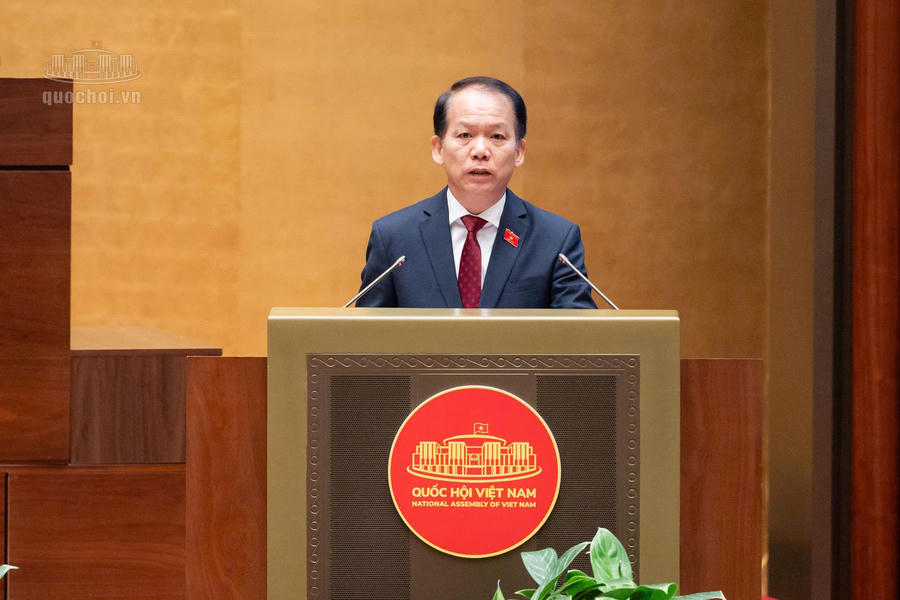 Bộ trưởng Bộ Tư Pháp Hoàng Thanh Tùng trình bày Tờ trình dự án Luật Nhà ở (sửa đổi). Ảnh: quochoi.vn