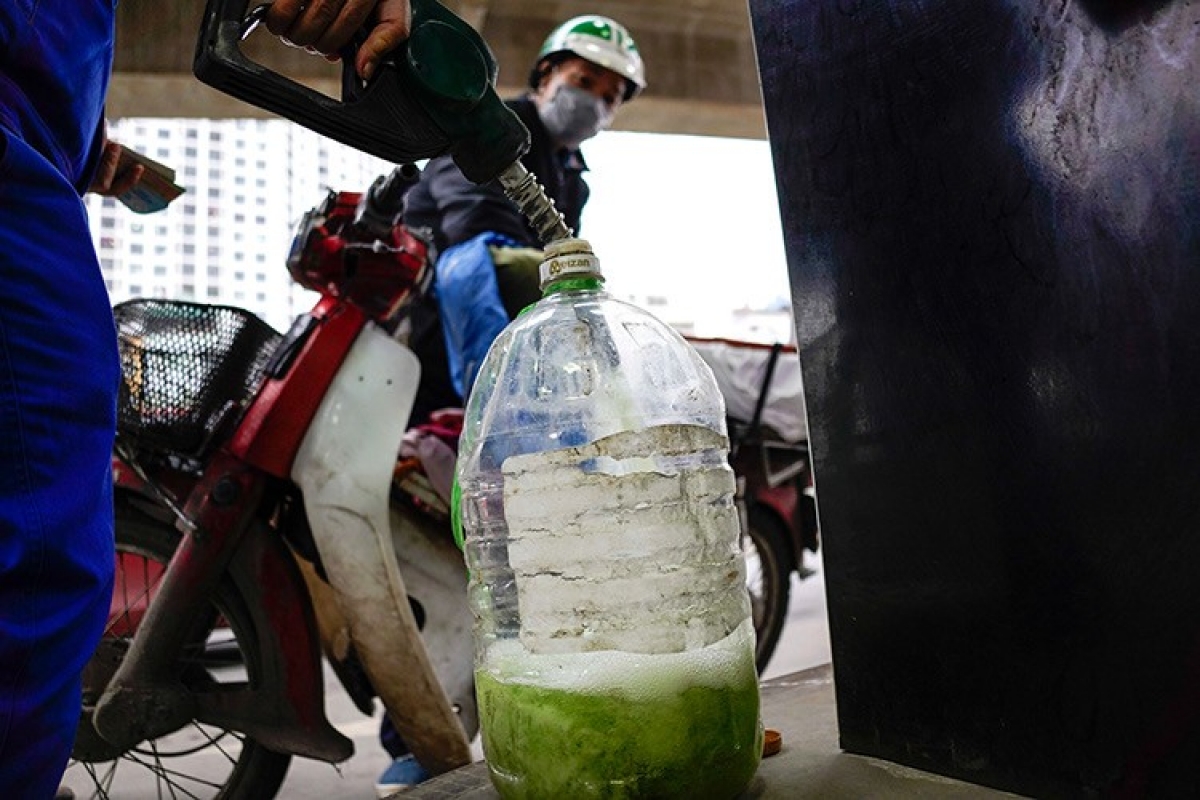 Nhiều cây xăng tại Hà Nội từ chối bán cho người mua bằng can, thùng phuy