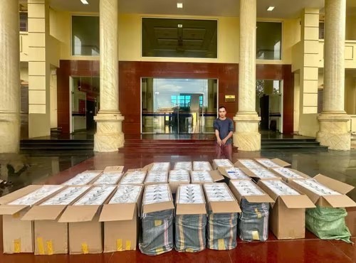 Bắt giữ xe ô tô vận chuyển 12.500 bao thuốc lá nhập lậu Bắt giữ xe ô tô vận chuyển 12.500 bao thuốc lá nhập lậu