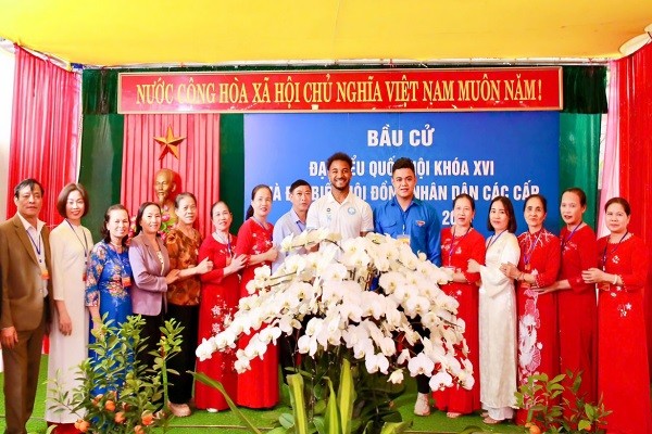 Cầu thủ nhập tịch Nguyễn Xuân Son lần đầu tiên được tham gia bầu cử Cầu thủ nhập tịch Nguyễn Xuân Son lần đầu tiên được tham gia bầu cử